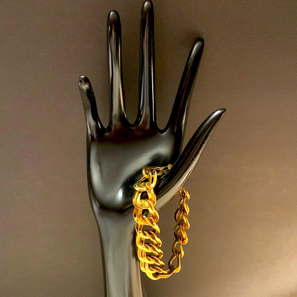 Bracelet vintage gold toned 7 inch clasped bracelet.